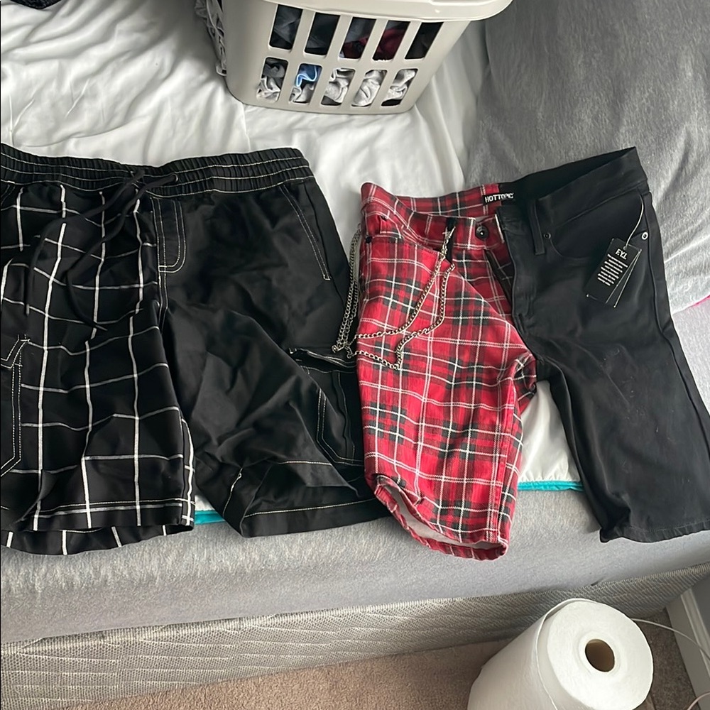 Lot of 4 hottopic mens pants. Some new with tags. Nothing wrong with them.